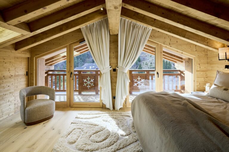 mobilier et ambiance sur mesure pour un chalet de 240 m2 à meribel mottaret (savoie)01